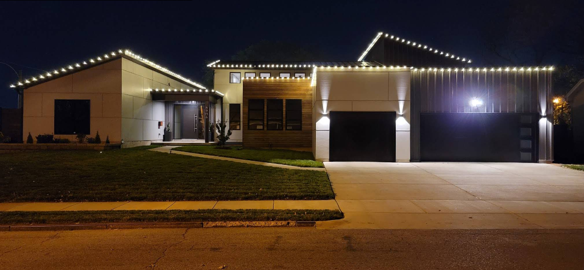 Modern St. Louis home with crisp warm white roofline Christmas lights