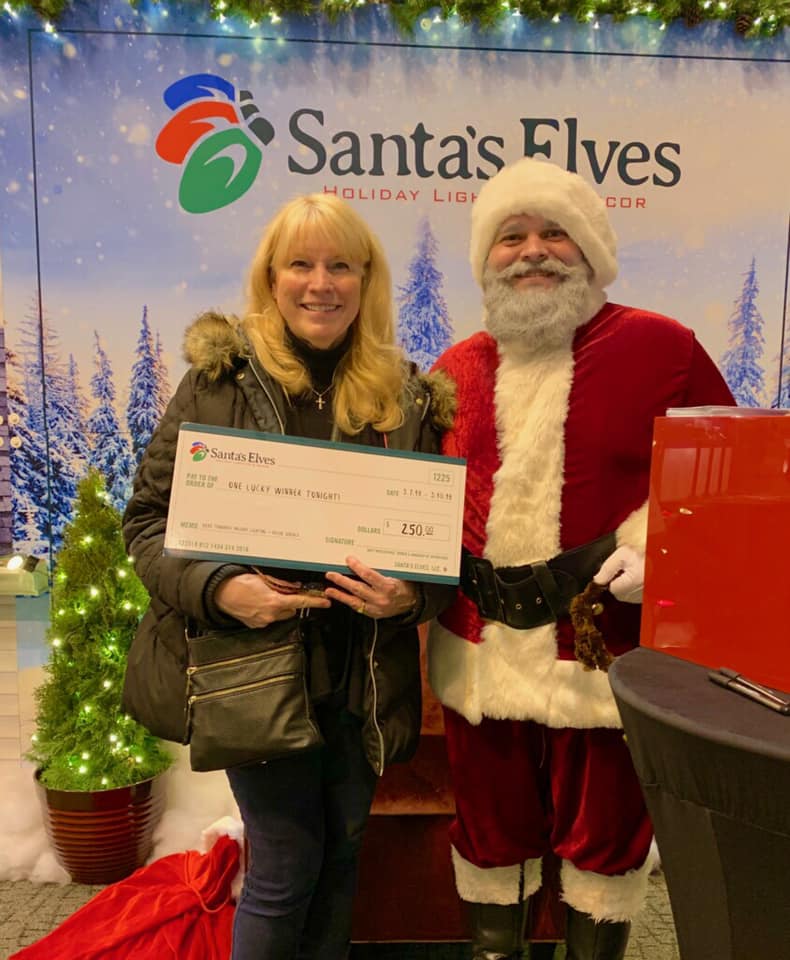 Santa with a Holiday Decorating Contest winner in St. Louis